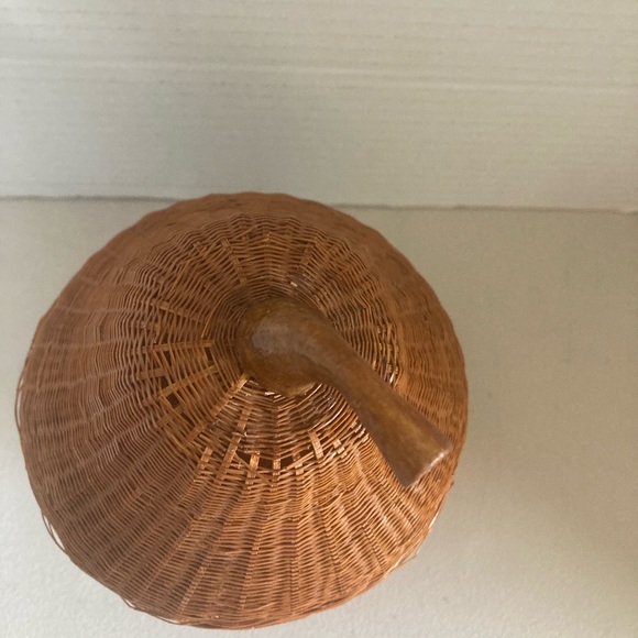 Vintage pear-shaped basket with lid made in peoples Republic of China - Picture 4 of 10